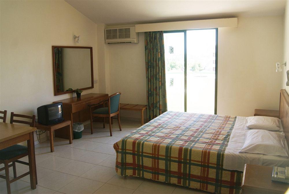 Mandalena Hotel Apartments Protaras Bagian luar foto